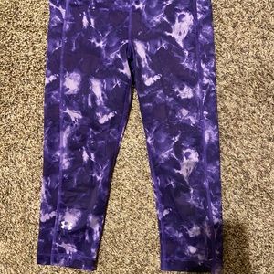TIE DYE UNDER ARMOUR CROPPED LEGGINGS